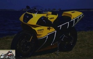 The carbon fiber fairing is made with the same mold as that of Team Roberts