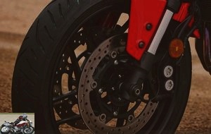 The front brake consists of two 298mm discs, 4-piston calipers and a Nissin radial master cylinder