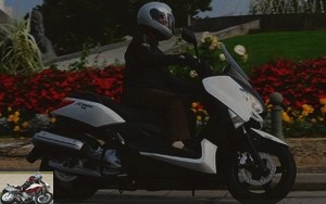 Yamaha XMax 125 in town