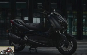 Sport version of the Yamaha Xmax 300 Iron Max with short screen
