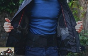 A lumbar belt keeps the jacket as close to the body as possible