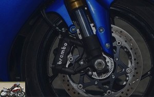 Brembo monobloc 4 pistons with radial mounting ... no doubt, there is bite!