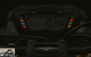 Speed, gear engaged, tachometer, odometer ... the speedometer displays all the necessary information