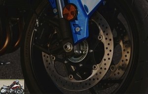 2 floating discs of 310 mm, Tokico monobloc calipers with radial mounting and 4 opposed pistons of 30 mm