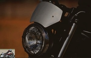 Front headlight with its protective grille and aluminum windscreen