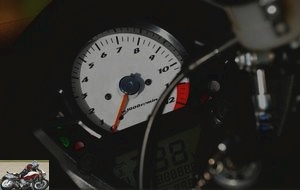 Analogue and digital speedometer