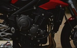 The 3-cylinder engine of the Triumph Street Triple S A2