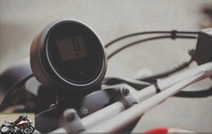 The Yamaha SCR 950's speedometer remains minimalist