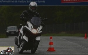 Yamaha Tricity test on bumpy pavement