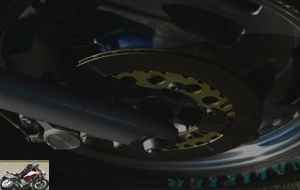 The double-piston calipers enclosing ventilated solid discs are good for the museum of mechanical evolution, they have much less their place on a motorcycle of this kind which accelerates hard.
