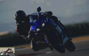 The YZF-R125 exiting the curve
