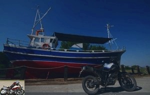 Yamaha XT660Z Tenere test: in front of a boat in the Bardenas