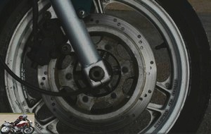 The ineffectiveness of the rear brake is compensated by 296 mm discs at the front.