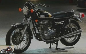 Yamaha 650 XS 1975, 447 modified. New exhaust mufflers, calipers placed behind the fork, itself retouched. Redesigned hunting