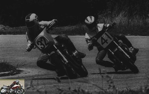Rob Phillis on the # 32 Kawasaki Z900 versus Bob Rosenthal on the # 41 XS1100 at Hume Weir in 1978
