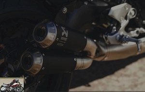 The Akrapovic double silencer equips the XSR as standard